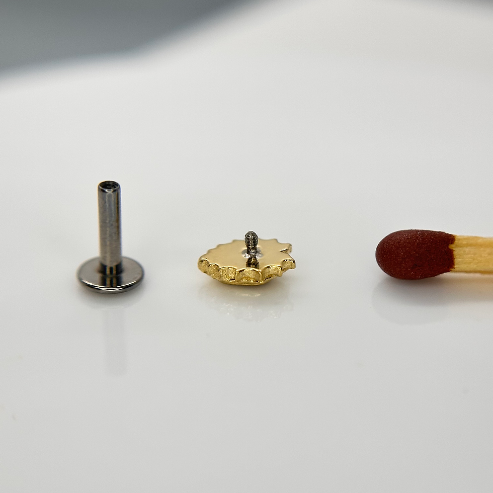 Thumbnail: Anatometal Anjou Red Cz 18kt Yellow Gold - Internal Threaded 