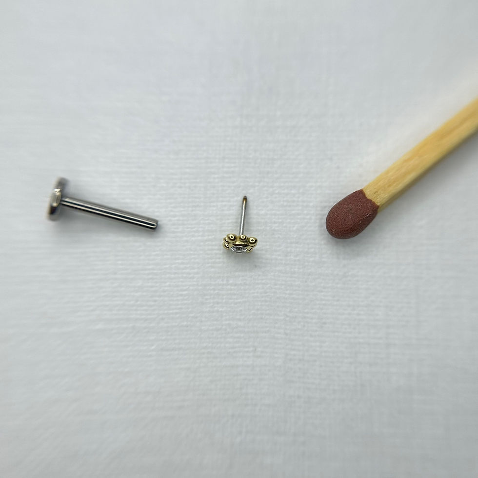 Thumbnail: Neometal Areo CZ 1.5mm 18k Yellow Gold - Small