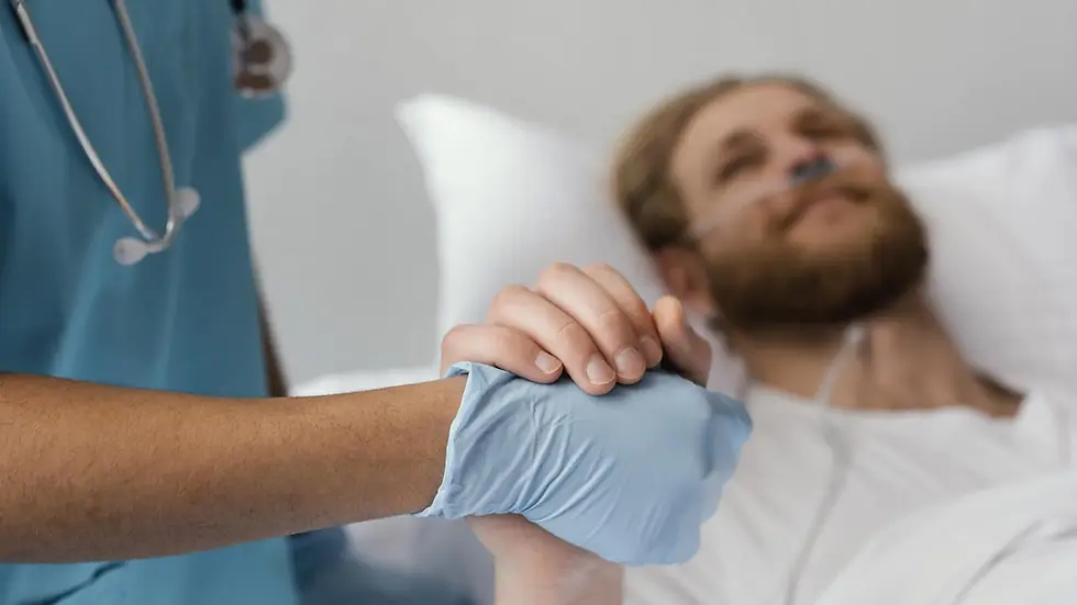 médico segurando a mão do paciente