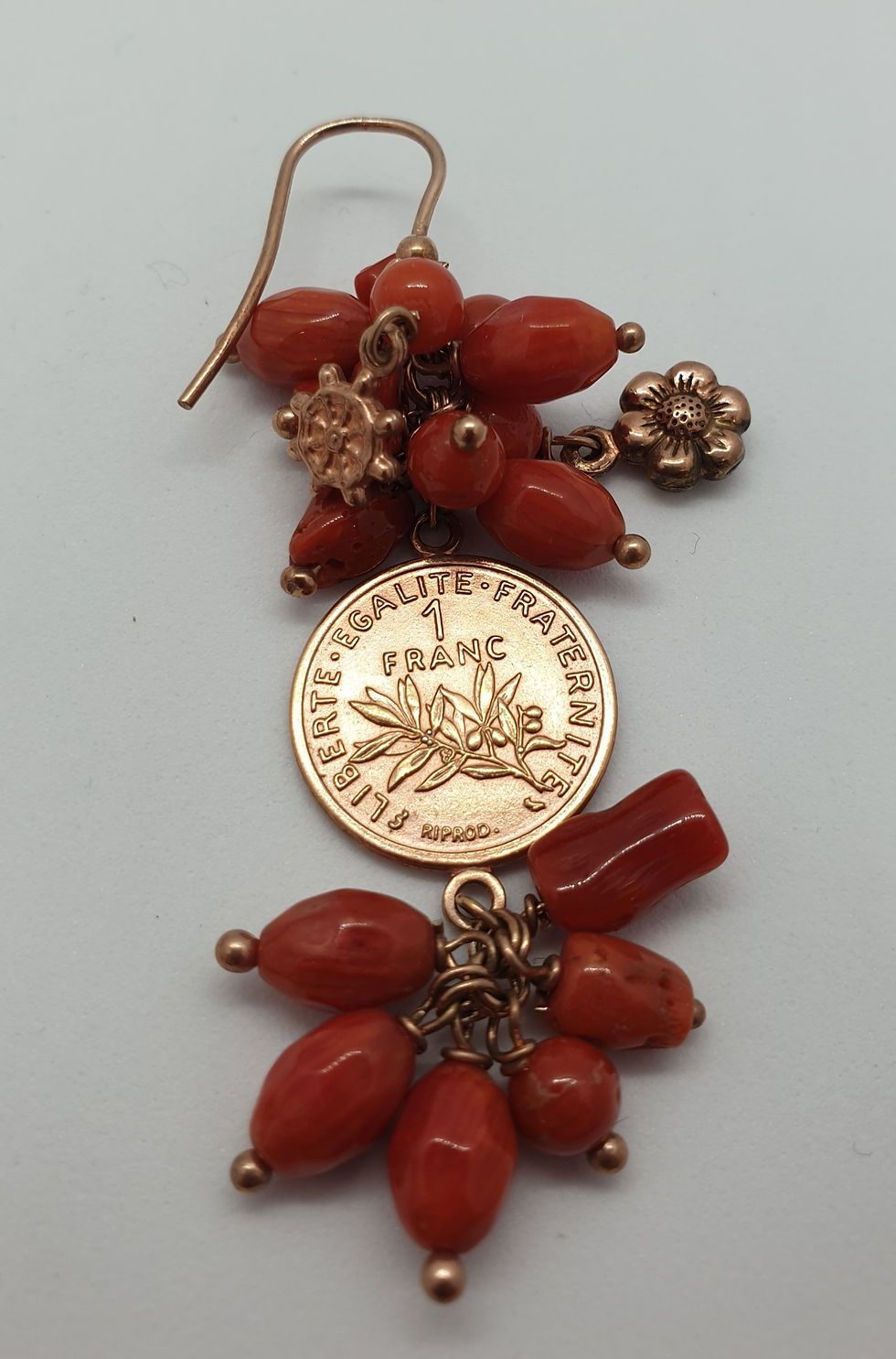 Miniatura: Orecchini pendenti in Corallo con monete in Argento rosato