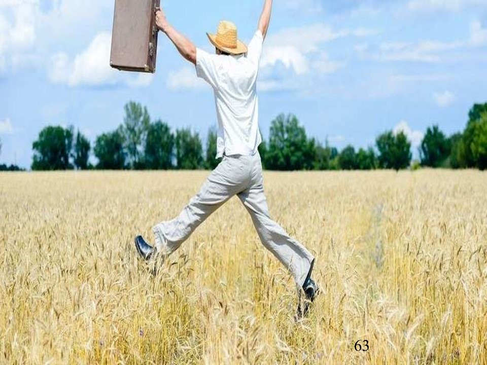 Un homme, une valise à la main, bondit dans un champ de blé, les bras levés pour signifier la liberté.