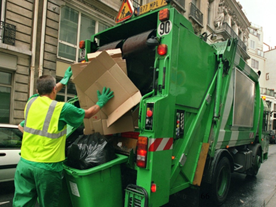 Un éboueur parisien en activité.