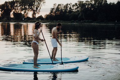 Hochzeitspaar auf dem SUP