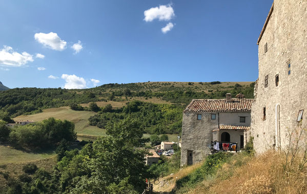 Paesino antico arroccato in uno dei percorsi ciclabili dell'entroterra marchigiano