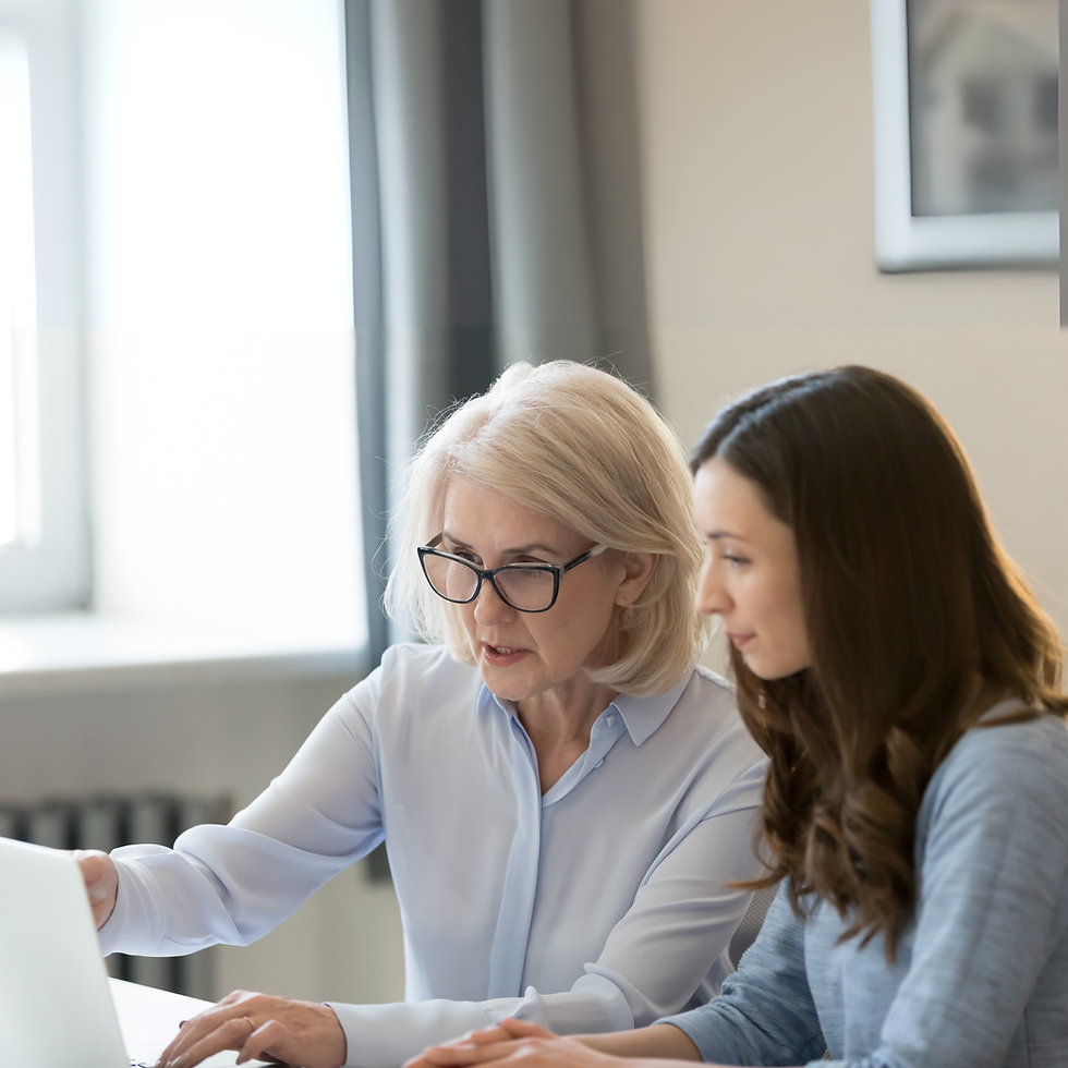 Moderner Arbeitsplatz bei digitalofficespace mit Tageslicht und ruhiger, konzentrierter Atmosphäre