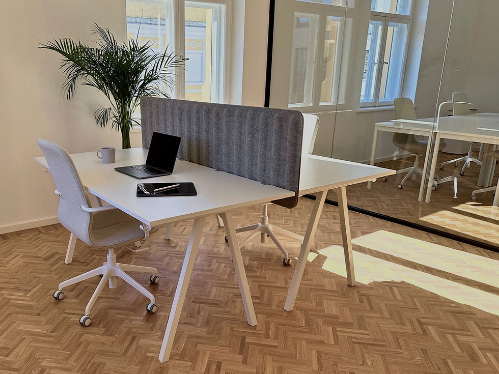 Stilvoller Meetingraum von digitalofficespace mit Holzfußboden, modernem Tisch und ruhiger Atmosphäre