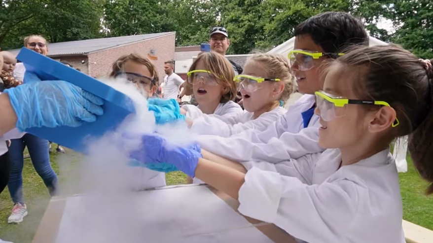 Bridging science, language, and community at Romanian School in Eindhoven's summer festival