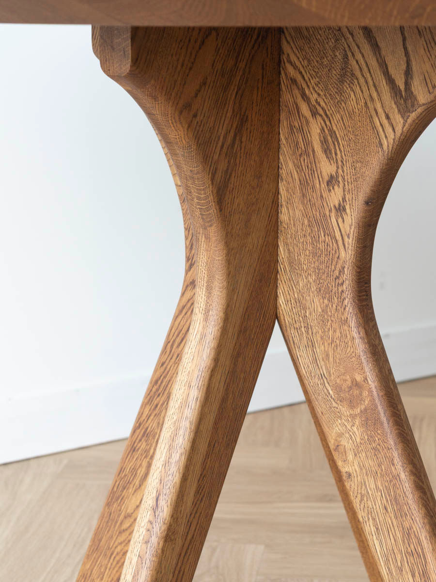Detail van eiken tafelpoot