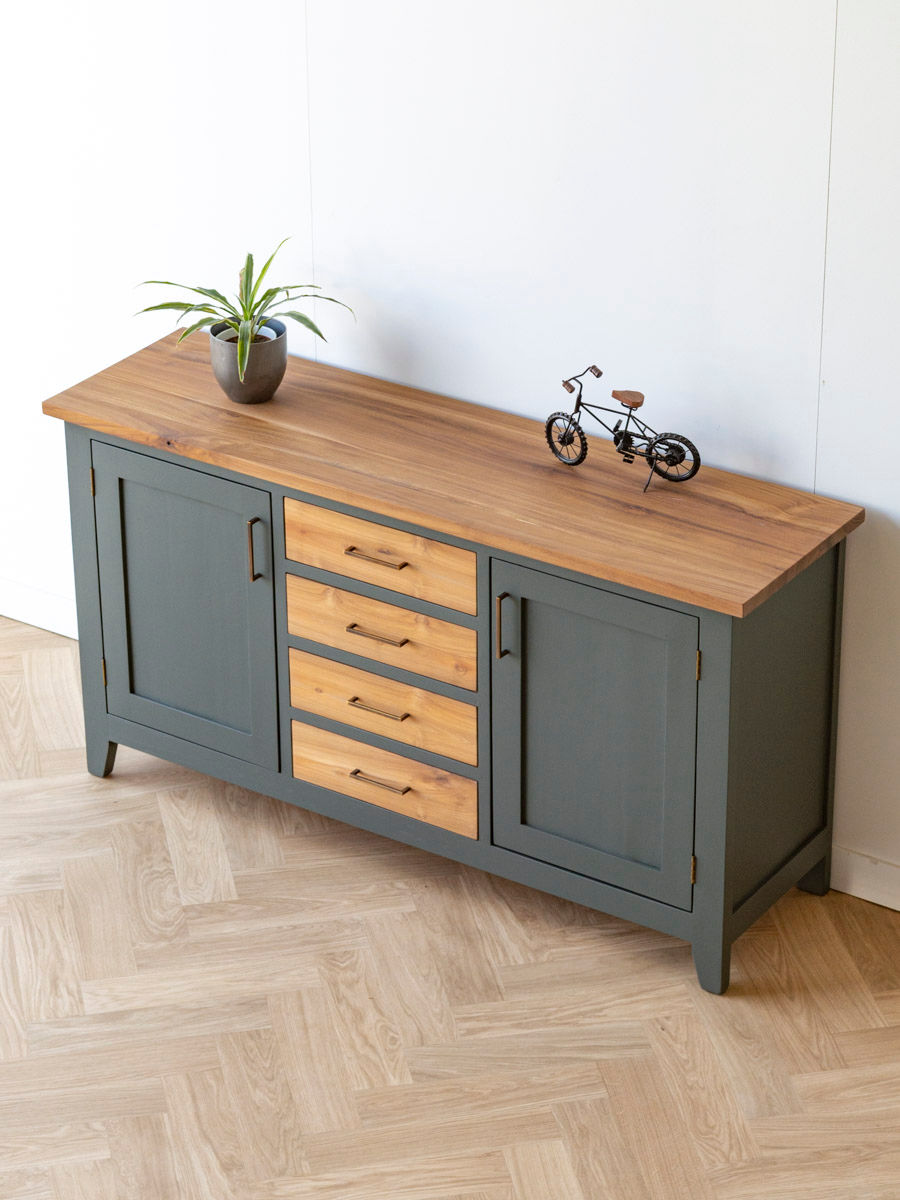 Groen dressoir met teakhouten bovenblad
