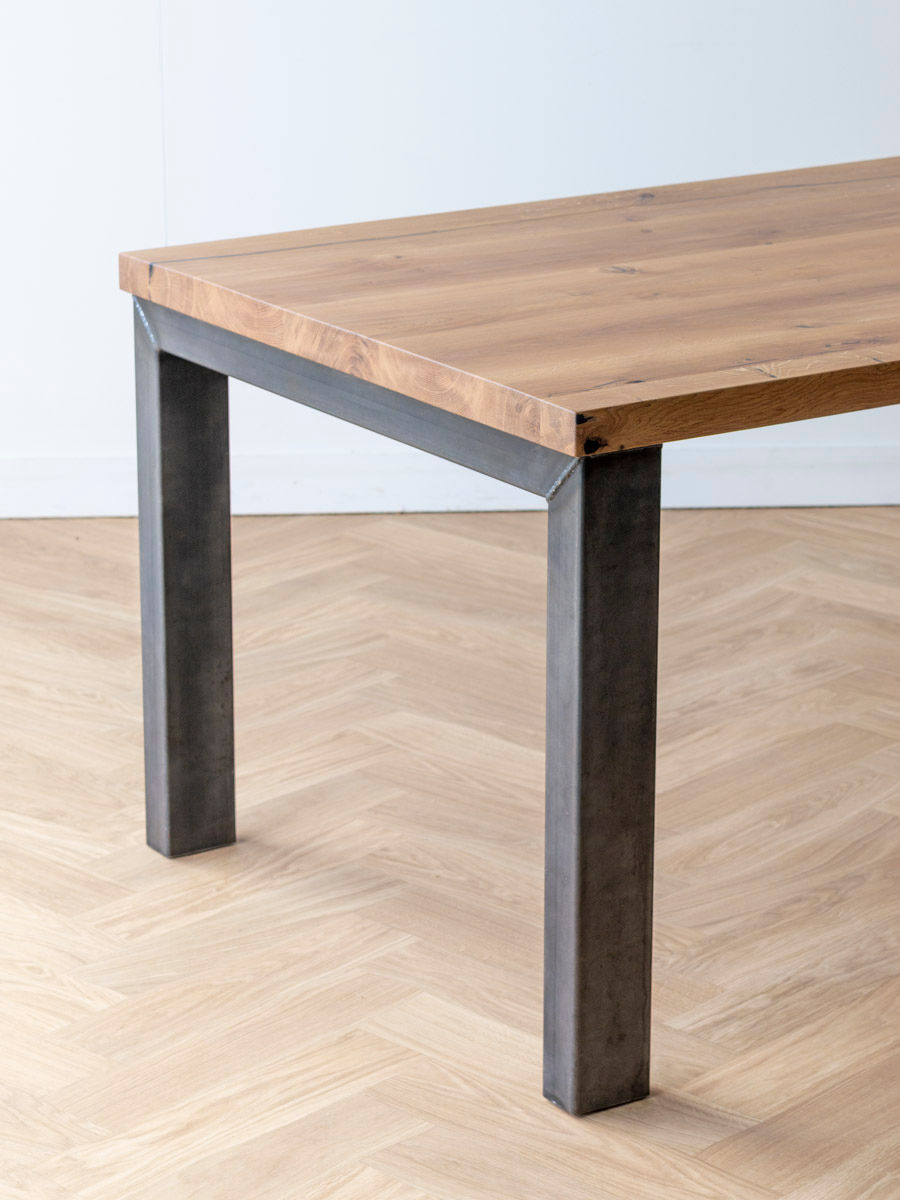 Tafel met dik eiken blad en metalen poten