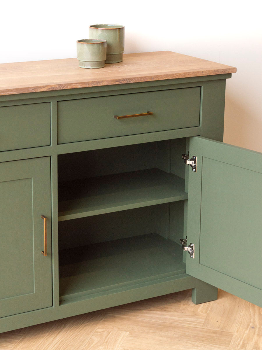 Open deur van eiken dressoir