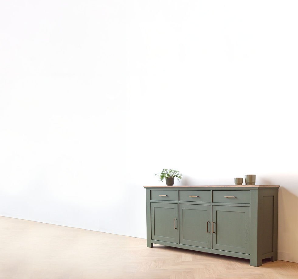 Dressoir gemaakt van hergebruikt hout in groene kleur