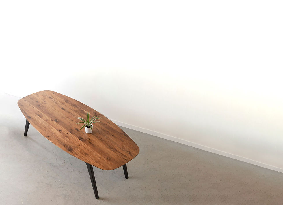 Grote Deens ovale notenhouten eettafel met schuine zwarte poten