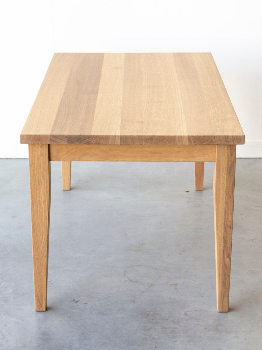 Korte eikenhouten eettafel