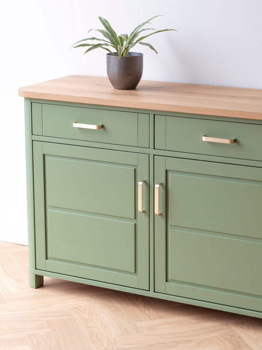 Detail groen dressoir met gouden grepen