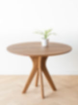 Ronde eiken tafel met middenpoot en verjongd dik eiken blad. Gemaakt van hergebruikt hout