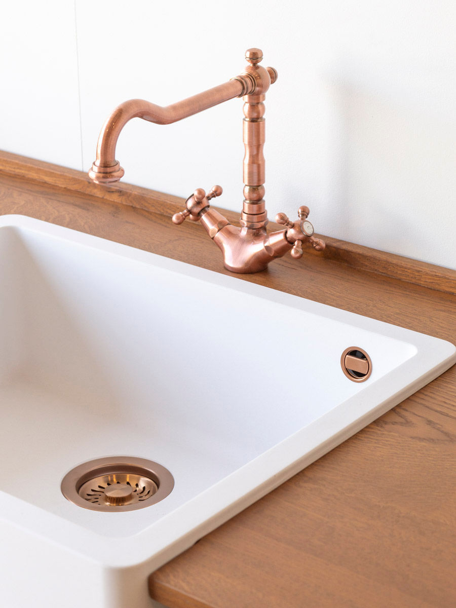 Bronzen waterkraan en landelijke spoelbak met bronzen korfplug