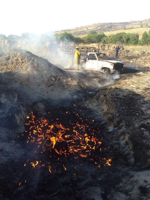 Se incendian camionetas con hidrocarburo ilícito