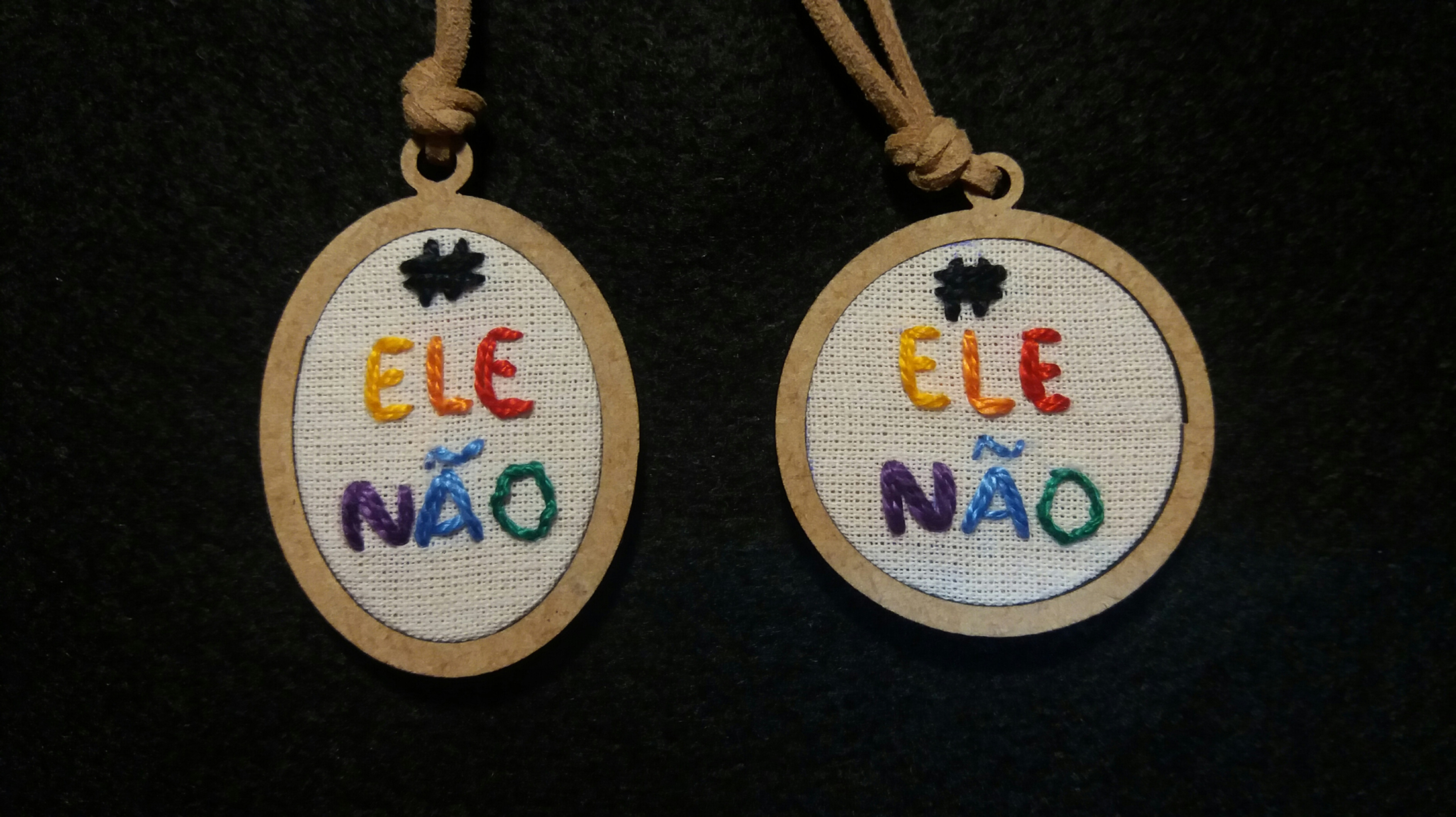 Colares bordados nas cores do arco-íris (oval e circular)