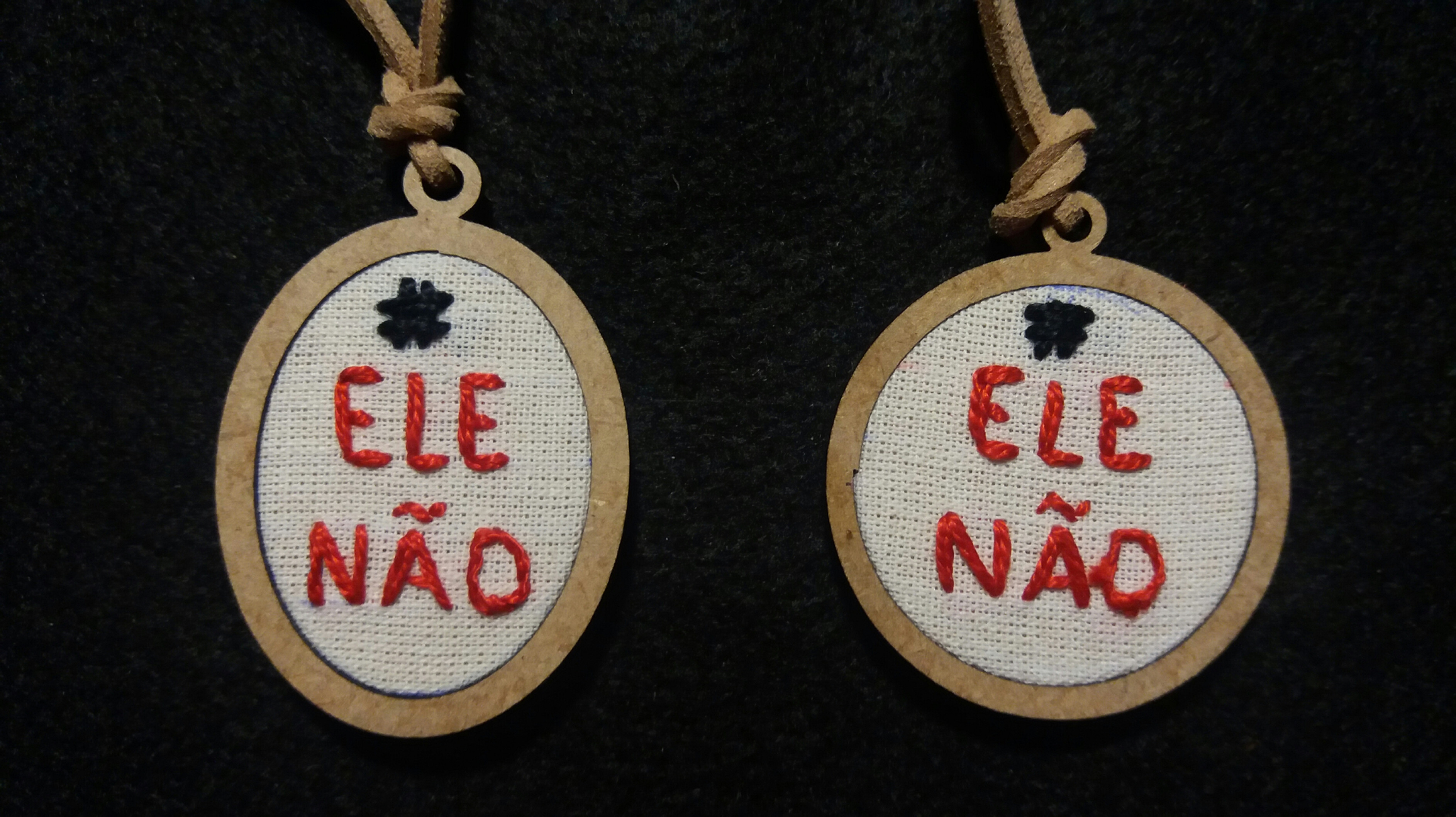 Colares bordados em vermelho - oval e circular