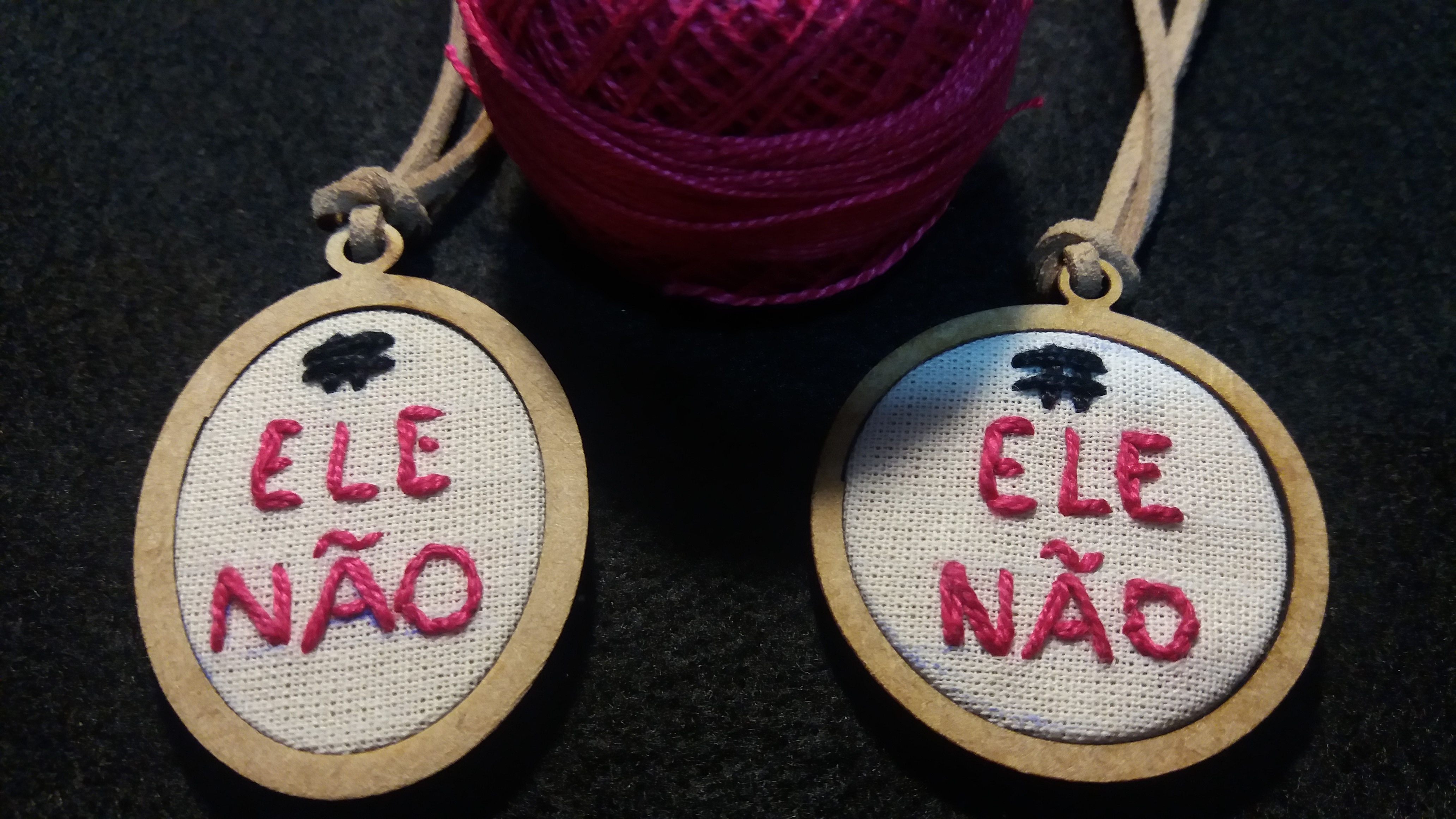 Colares bordados em rosa - oval e circular