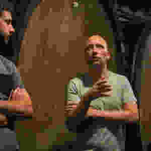 Eddy Faller du domaine Weinbach et Florian devant un foudre dans le chai du domaine