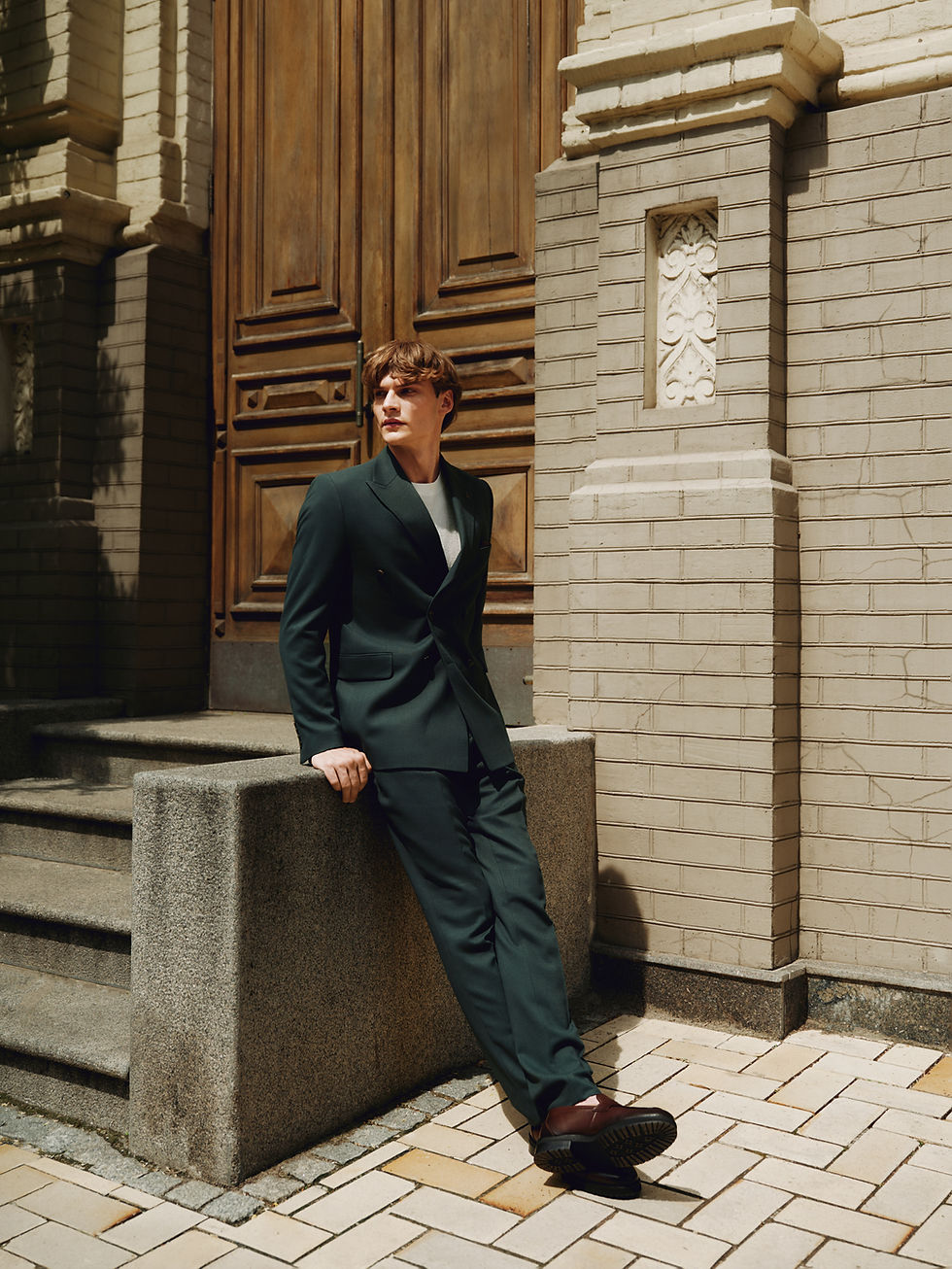 Прев'ю: Чоловічий двобортний костюм зеленого кольору