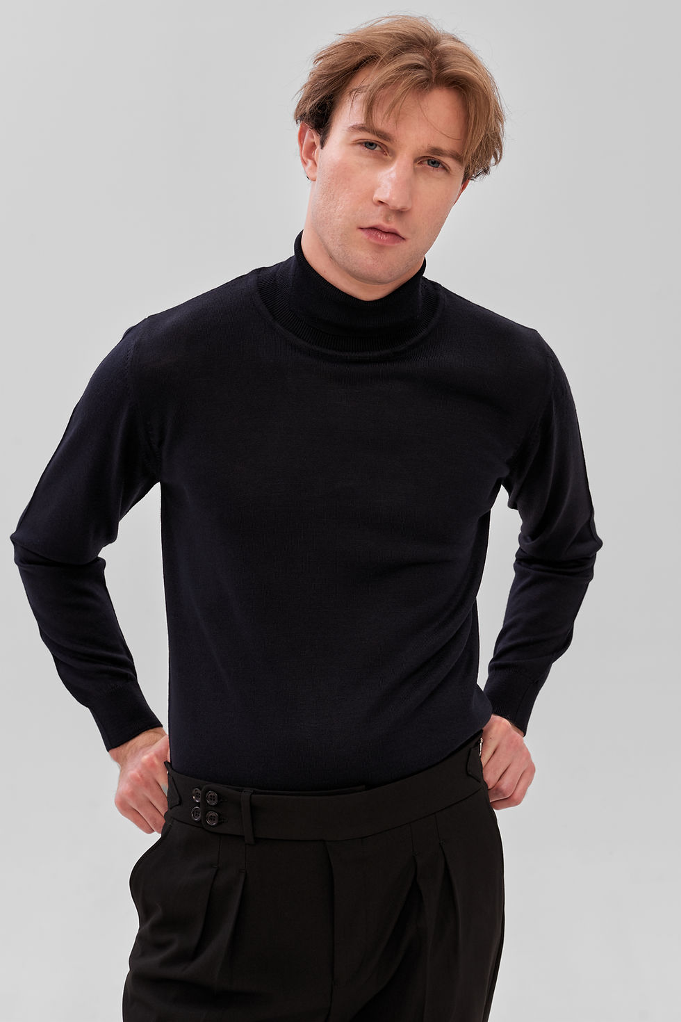 Прев'ю: Темно-синій гольф з високим коміром