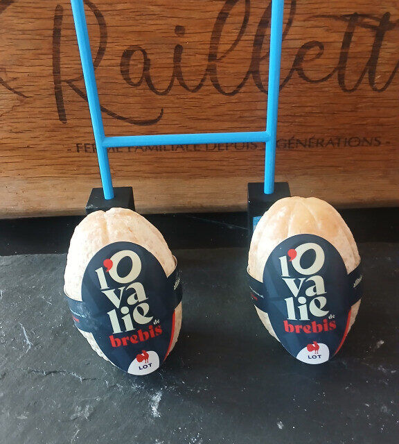 Insolite : cette productrice de fromage du Lot crée une tome de brebis en forme de ballon de rugby, "L'Ovalie"