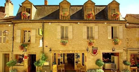 Opportunité de reprise d’un hôtel/restaurant au cœur d’une cité médiévale, l’un des plus beaux villages de France.