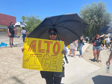 Marcha pacífica en Cathedral City contra la presencia de oficiales del ICE