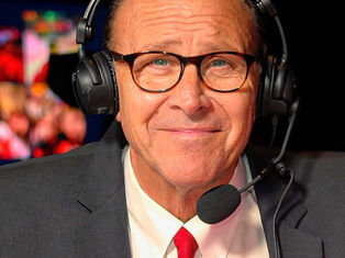 Gino LaMont, presentador y productor de televisión de los Coachella Valley Firebirds, galardonado con el Premio AHL por su destacada cobertura mediática