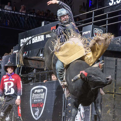 Cole domina Boot Barn en Palm Desert