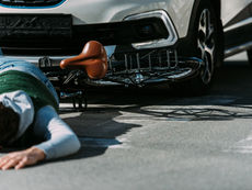 Colisión de tránsito entre vehículo y ciclista