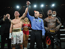 Tszyu vence por decisión a Errol Spence Jr.