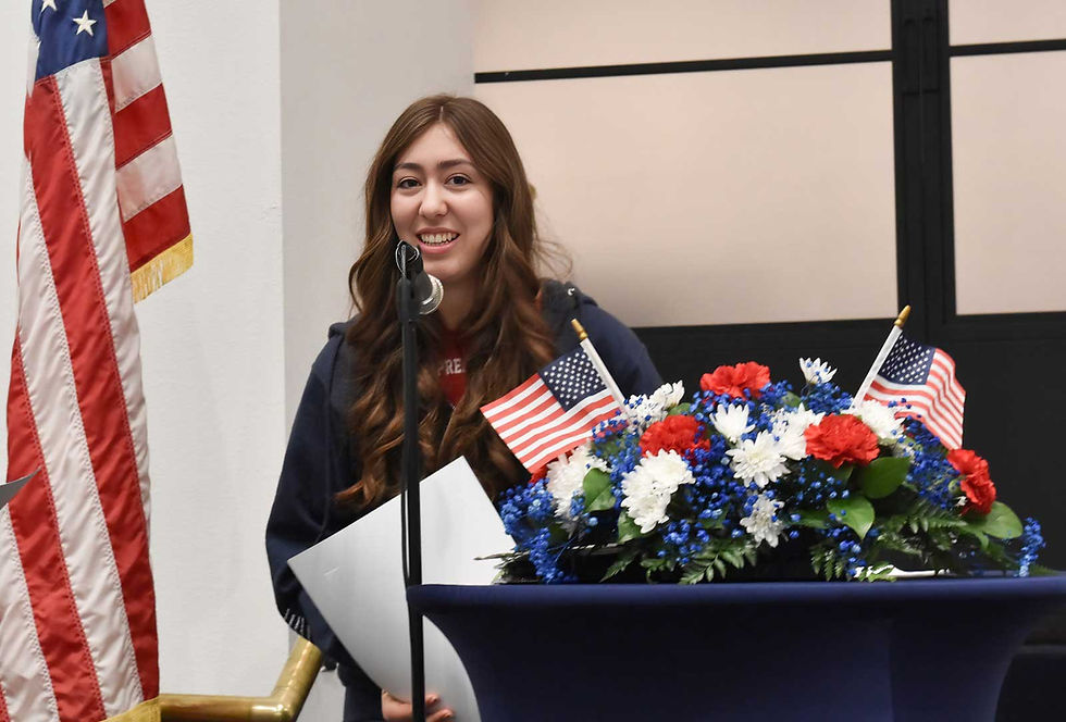 Estudiantes del Condado de Riverside reciben becas en la Feria del Dátil 2026