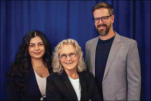 El equipo de “Education Insight” está integrado por exalumnos de CSUSB (de izquierda a derecha): Alyssa Silva, productora asociada; Lacey Kendall, conductora; y Matt Shaw, ingeniero de producción. No aparece en la foto Jacob Poore, director ejecutivo.