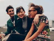 Lo que nos hace reír en tiempos oscuros: El humor como antídoto contra el miedo