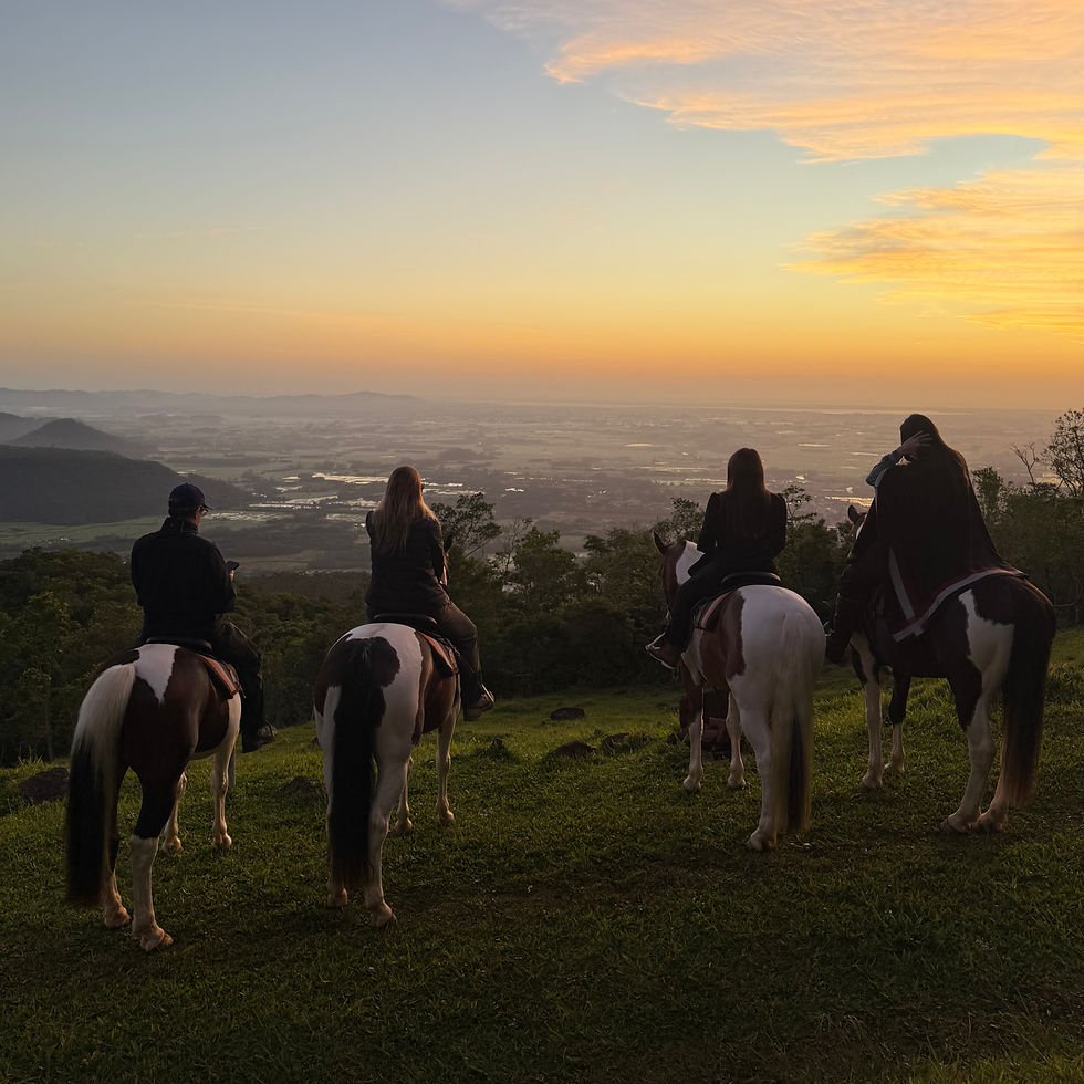 Grupo em cavalgada na Encosta dos Canyons no nascer do sol