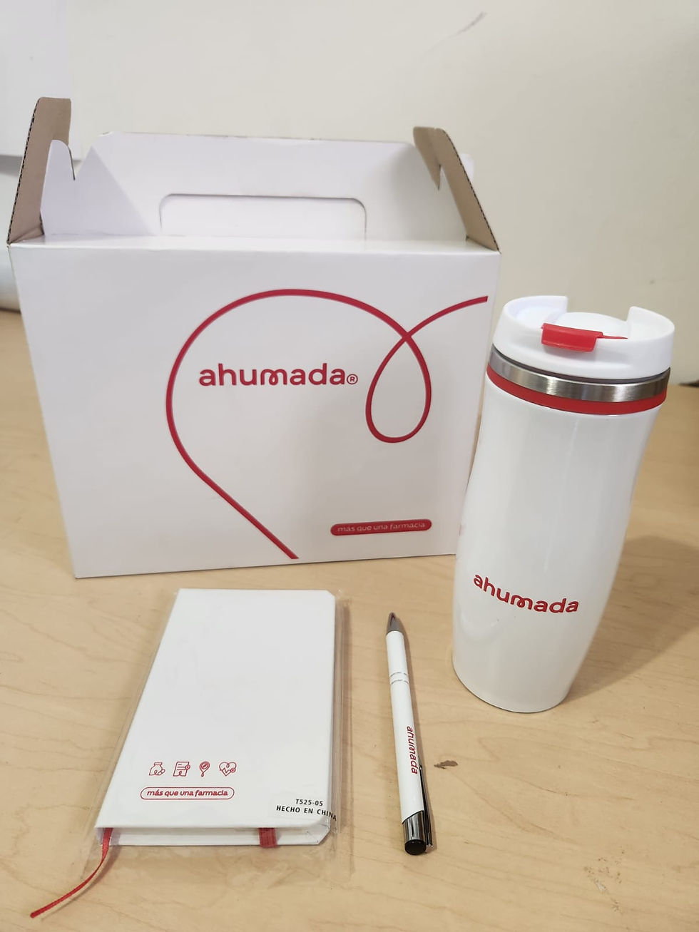 Kit Ahumada - rebranding. Incluye: Caja Impresa, Libreta de bolsillo, Bolígrafo Metálico, Mug Térmico.
