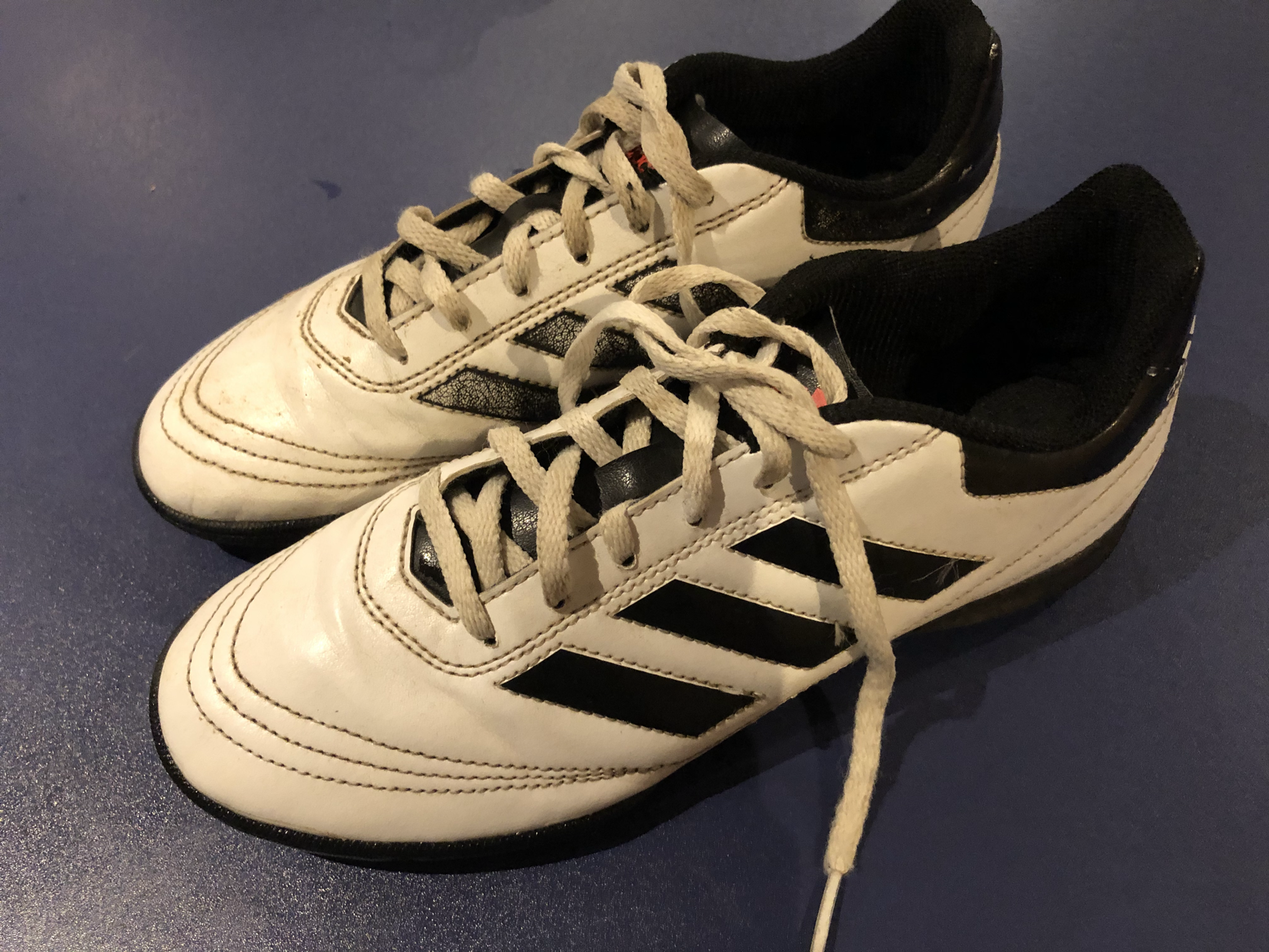 Adidas - Astroturf - Size 5