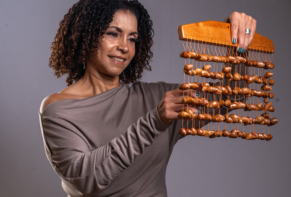 Annie Salado tocando instrumento