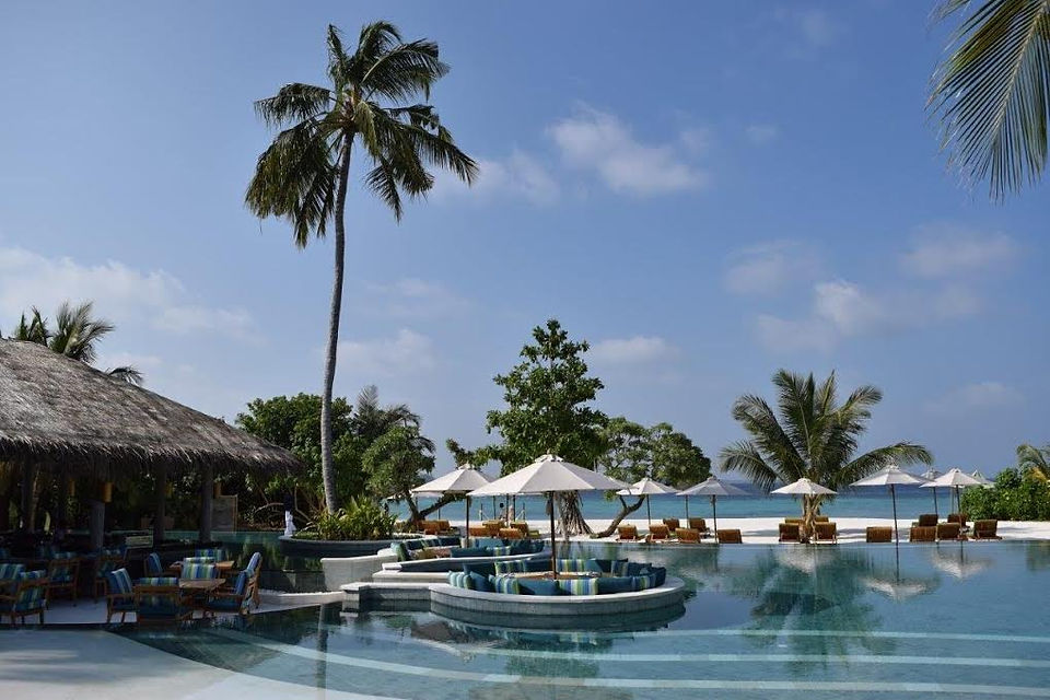 Six Senses Laamu Pool Sip-Sip 10