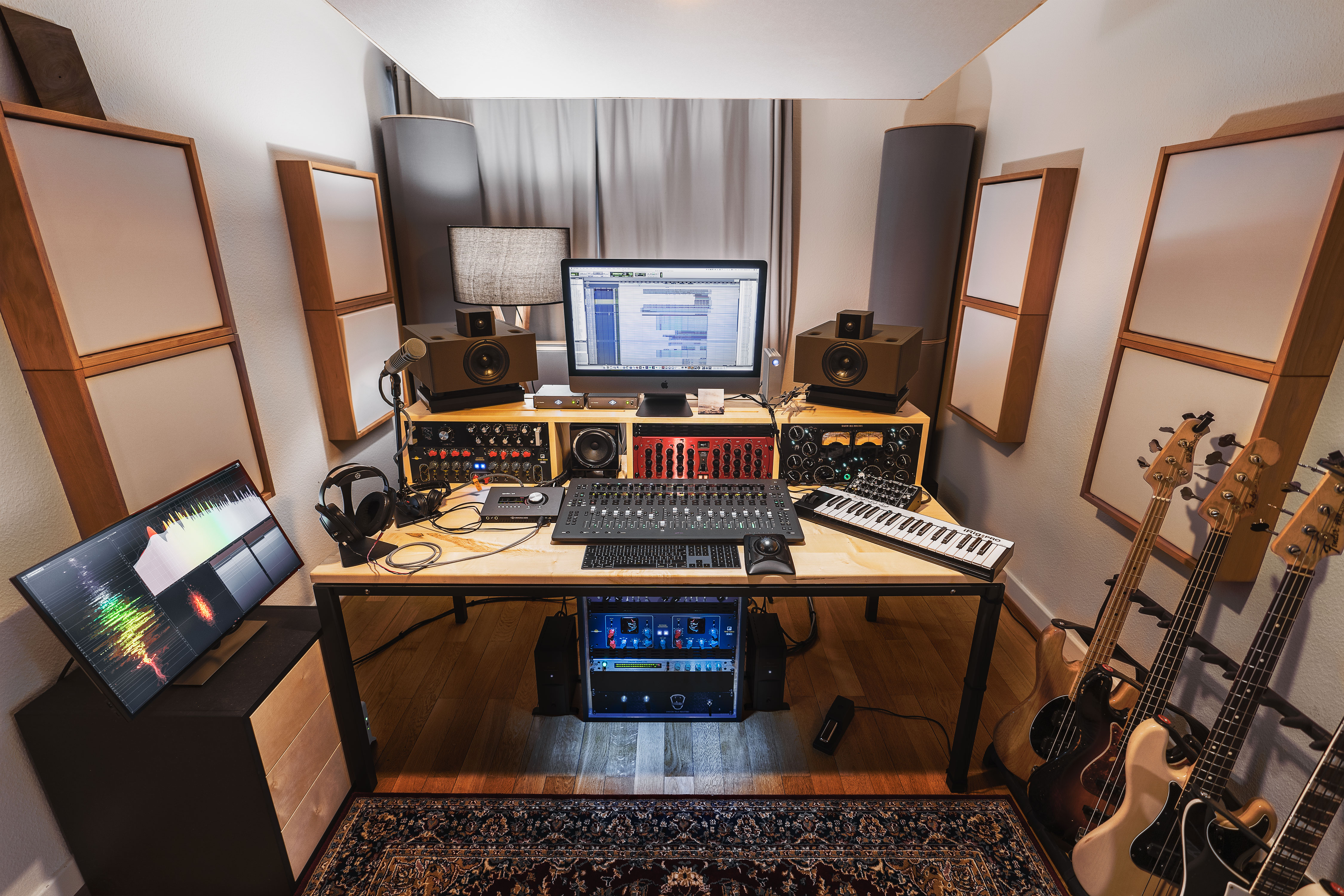Gut.Audio in Basel: Arbeitsplatz, Studiomonitore und Instrumente