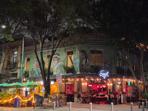 Restaurant en streetart in de avond in de wijk La Roma, Mexico-Stad