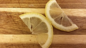 Garnishing with lemon / food decorating