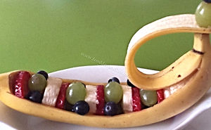 Garnishing with banana / food decoration
