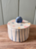 Boîte en céramique artisanale avec couvercle bleue