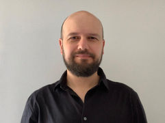 En nuestra nueva sección de opinión Juan Pablo Aschner propone reflexiones sobre temas cotidianos que permean o configuran la cultura, con la mirada de quien ha experimentado en distintos facetas del arte, la escritura y lo audiovisual. Hoy nos habla de esa "evolución" en las tendencias que nos has ha llevado de lo japonés a lo coreano y, ahora, a lo latino (por lo menos a una versión de lo latino).