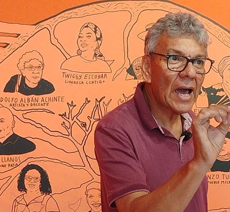 El artista y asambleario del 47SNA Adolfo Albán Achinte cuestiona el arte occidental a partir del trabajo común